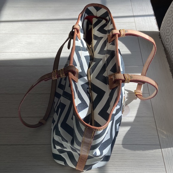 Black and White Chevron Dooney & Bourke Tote - Picture 3 of 4